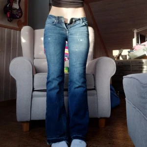 lågmidjade jeans - Säljer dessa supersnygga lågmidjade jeansen. Köpta på plick men var tyvärr för små. Bara att skrova om du har några funderingar💕