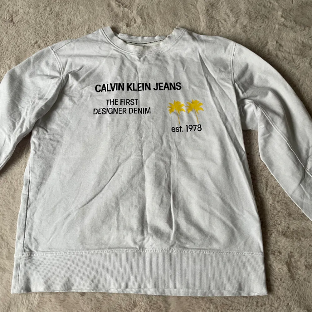 Säljer denna Calvin Klein tröjan använd 1 gång, storleken är L köpt för 700kr.. Tröjor & Koftor.