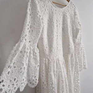 Studentklänning  - Studentklänning från Bubbleroom i strl 34. På bilden har jag klänningen bak och fram för att få en v-ringning😍 Superfin men tyvärr för lång på mig som är 158💕