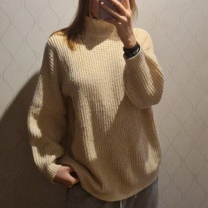 Stickad tröja  - Lite nopprig men annars bra skick, väldigt mysigt :) 