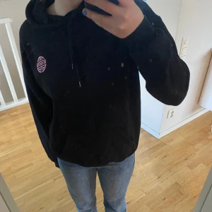 Hoodie m tryck - Cool hoodie med tryck baktill som föreställer en drake! Otroligt skön och i princip oanvänd!❤️