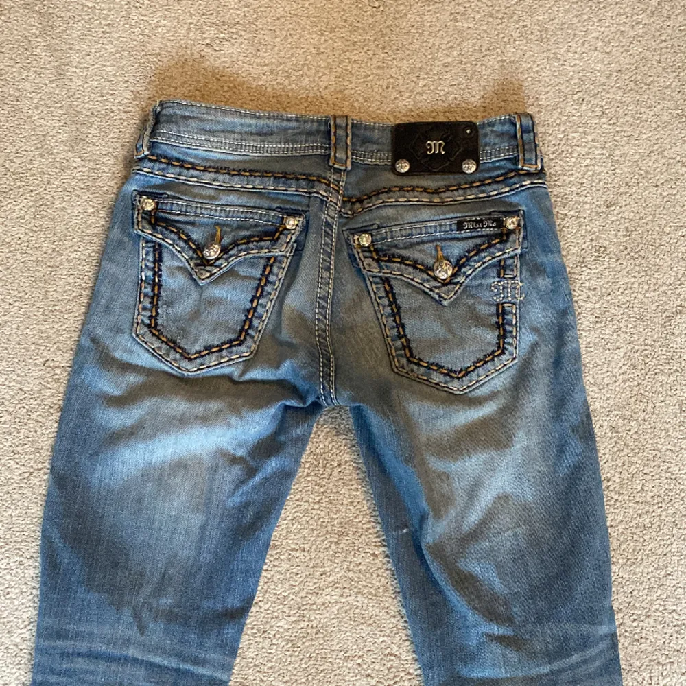 Ett par miss me jeans. I skinny modell men enkelt att sy om. Några små defekter som knappt inte märks av. Skriv privat för mer info❤️. Jeans & Byxor.