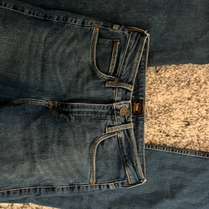 Lee Bootcut Jeans - Säljer mina super snygga äkta Lee breese Bootcut då de är för små för mig. Använt ett få tal gånger så de är i väldigt bra skick! Bootcut, W28, L31. Använd gärna köp nu! 