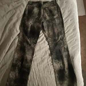 ormmönstrade jeans  - Ormmönstrade jeans som verkligen kan lyfta en tråkig outfit 🐍💕💋 Storleken är 32 men skulle säga att de passar en 34/36