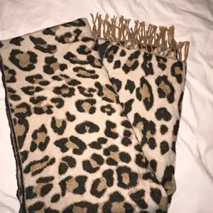 Leopard mönstrad halsduk, beige, svart & lite brun. Fint skick men vet tyvärr inte hur mycket den används.🤎