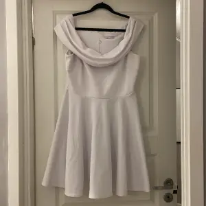 Säljer min ”student” klänning från bubbelroom! No shoulder och bandet glider inte av när man rör sig! Använd 1 gång så precis som nu.  Storlek M Ordinarie pris 600kr
