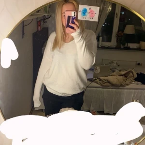 Stickat tröja - Säljer en vit stickad tröja från lager 157 i storlek XS. Använd nån gång bara o är i nyskick💕