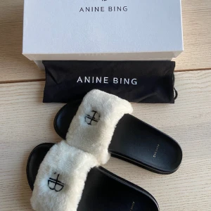 Annie Bing tofflor - Säljer dessa oanvända tofflor från Annie Bing! Sjukt sköna och väldigt snygga. Det följer med dustbag och kartong med skorna. De är i storlek 38 men passar även mig som har storlek 39. Nypris 1800 kronor.💕