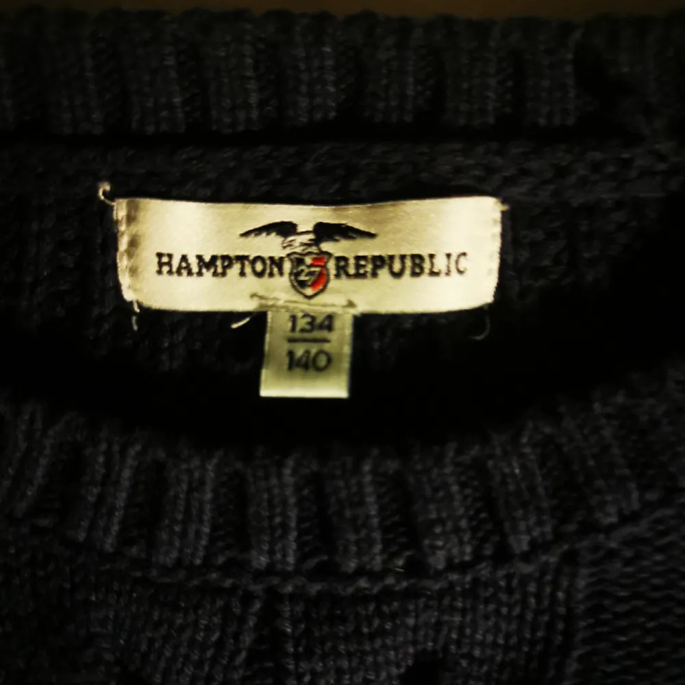 Snygg marinblå kabelstickad hampton republic tröja, använd endast ett fåtal gånger. Den är i storlek 134/140 men passar även mig med xxs-xs. Skriv för mer info💗. Tröjor & Koftor.
