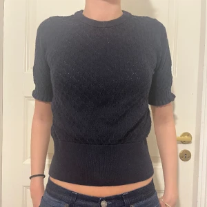 Mörkblå stickad t-shirt  - Mörkblå stickad t-shirt från Lindex🤩i storlek S