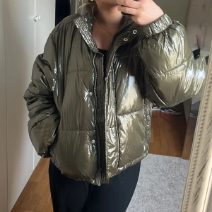 Grön jacka - Säljer mitt super snygga glansiga gröna jacka🫶🏼🫶🏼Super bra skick