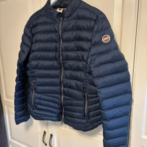 Colmar jacka - Jag säljer denna snygga colmar jackan. Jackan är i riktigt bra skick. 9,5/10. Jackan är en dam jacka.  Storleken är 50 dvs S. Denna är italiensk storlek så den är mindre i storlek. 