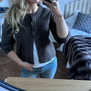 Snygg kofta 💞 - Super söt brun kofta från h&m som tyvärr inte kommer till användning längre 🤎