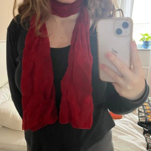 Halsduk - Supersöt röd halsduk i ett blommigt mönster!