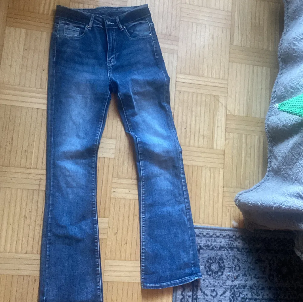 Ass feta jeans , användit dessa en gång . Jeans & Byxor.