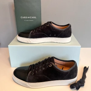 Lanvins - Säljer ett par sjukt snygga lanvins i färgen elephant grey. Storlek UK9 (EU43), cond 10/10 testade utomhus annars helt nya! Kommer med OG box, extra snören samt kvitto. Sulan rengörs innan frakt!