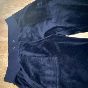Juicy couture  - Säljer mina mörkblå juicy couture i storlek xs, Snörena saknas annars är de i bra skick.