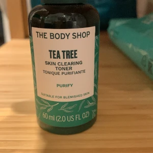 En toner från the body shop 😍 - En toner från the body shop 20 kr plus frakt❤️ sammanlagt 31 kr😘 billigt!!! Använd en gång på en pad. Varnar om du har känslig hud☺️