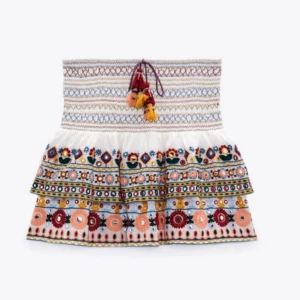 Volang kjol ZARA - Säljer denna jätte fina utsålda volang kjolen från ZARA. Jag säljer den för att jag helt enkelt inte använder den längre. Den är i fint skick men har dock klippt av det här snöret vid midjan men den är fortfarande minst lika fin.💗💗