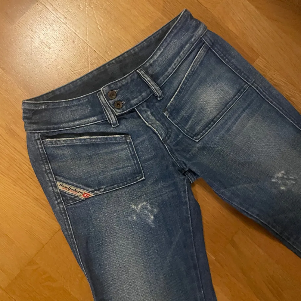 säljer dessa jeans då de inte passar mig. midjemått 36 cm, längd 92 skriv om du har några frågor, pris kan diskuteras. Jeans & Byxor.