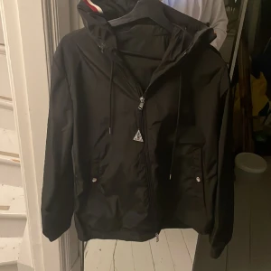 Moncler Windbreaker - Köpt för ungefär 3 månader sen och knappt använd, den är i nyskick. Såklart äkta!! Nfc och qr kod fungerar. Nypris ca: 8000kr. Tar även emot byten