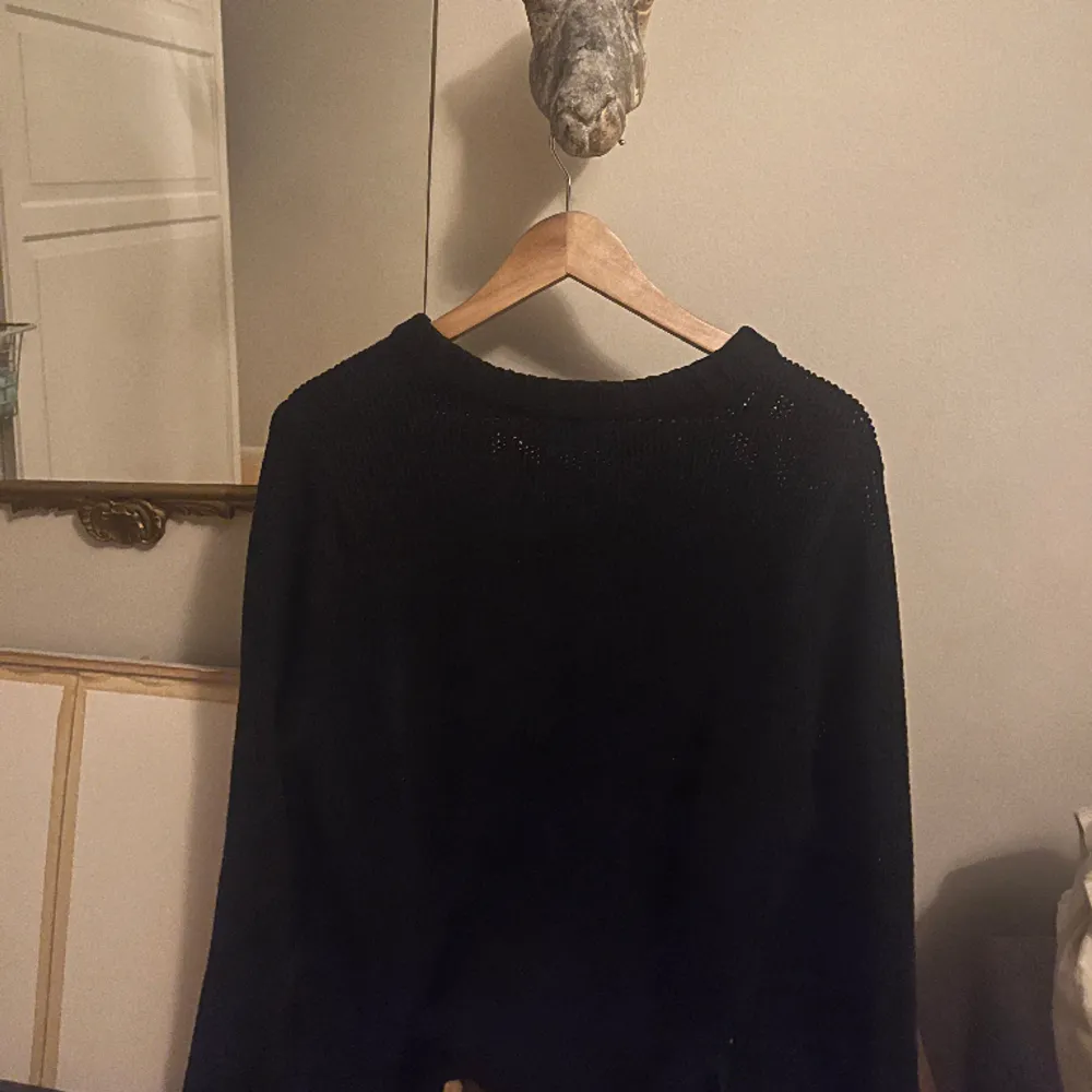 Acne Studios stickad tröja i Medium storlek 100% bomull  (Skriv privat om ni vill ha ytterligare bilder). Tröjor & Koftor.
