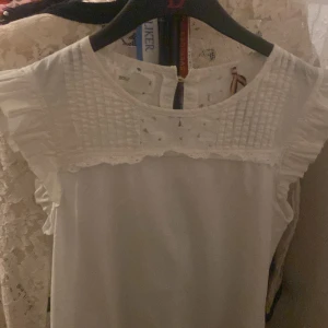 Vit tröja från Lindex  - En vit tröja från Lindex. Jättefin färg.Storlek XS. Den är ganska tajt men passar bra till du som har storlek XS