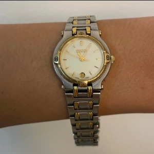 Vintage Gucci watch - Superfin vintage Gucci armbandsur som ej tillverkas längre! Klockan fungera, batteriet är bytt. Klockan är i bra skick går att korta länken om man behöver. Uret är 22-23 mm tvärsöver 