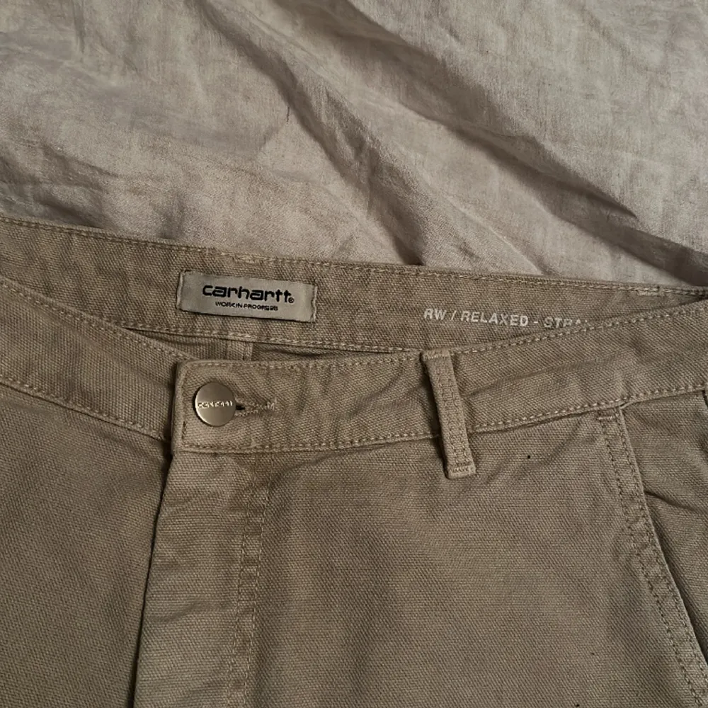 Säljer ”Pierce pant straight” från Carhartt WIP. Supersnygga byxor men de passar tyvärr inte längre😢 De är i bra skick då jag endast hunnit använda dem ca 2 gånger😍Orginalpris är ca 1100kr.. Jeans & Byxor.