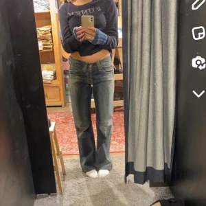 Levis jeans mid waist bootcut!  - Säljer mina favorit levis jeans för att de tyvärr blivit för små😫 de har blivit lite slitna i vänstra innerlåret men syns inte när man har på sig de!   Innerbenslängd är ungefär 77 cm Midjemått är ungefär 76 