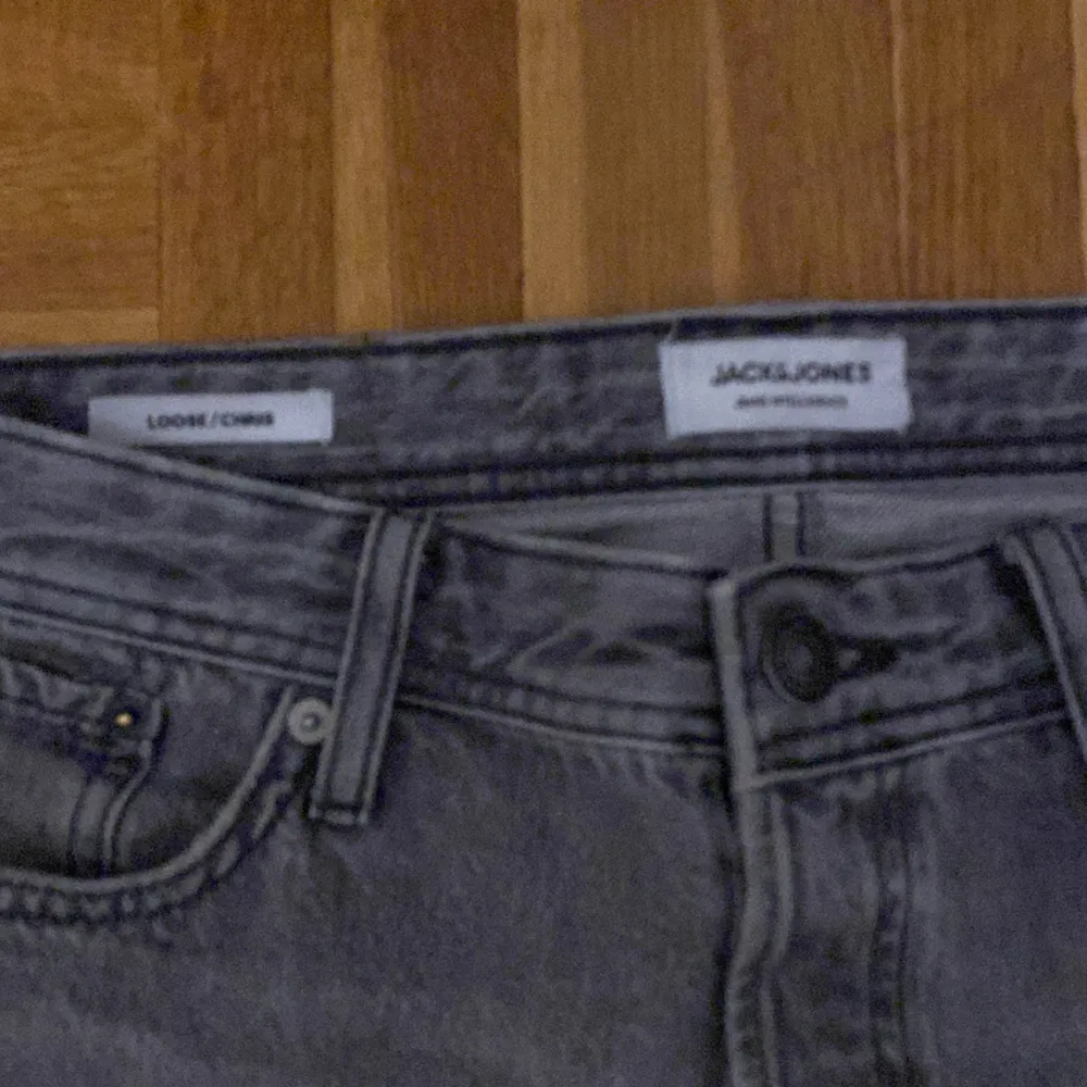 Ett par snygga Jack and Jones jeans i grå dom är loose i passform väldigt sköna . Jeans & Byxor.