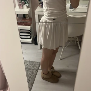 Vit Nike tennis kjol - Vit  Nike tennis kjol med inbyggda shorts. Kontakta för fler bilder🤍