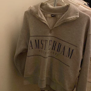 Sweatshirt  - Grå sweatshirt från Gina💕