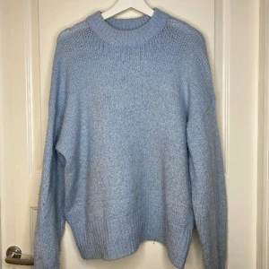 Stickad tröja - Säljer då jag ej använder längre. Hyfsat använd, men lessnat nu. Säljer billigt då jag vill bli av med den. Köpt på lager 157 för typ 200kr. Storlek M men passar även xs/s💕 klicka bara på köp nu om du vet att du vill och kan köpa!!