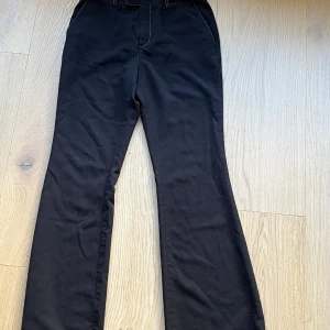 Twist & tango - Storlek 36 (mer som en 34), saknar metall knäppen om man vill använda den. Finns annars en vanlig knapp som sitter på som vanligt 