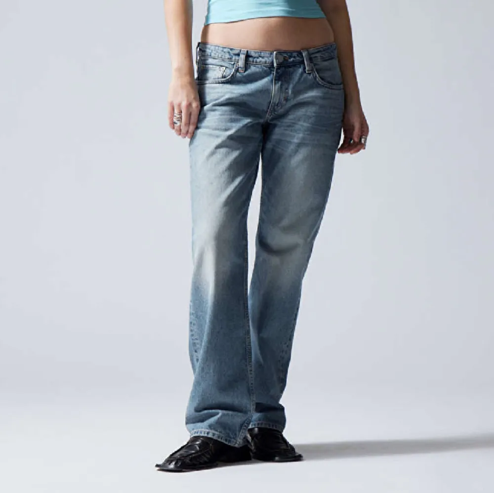 Mellanblå jeans från weekday. Rätt så bra skick men använda sparsamt. Lite för korta på mig som är ca 174. Nypris 590kr⭐️💕. Jeans & Byxor.