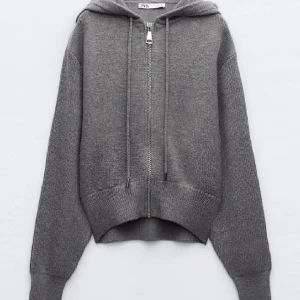 zara kofta - en zara kofta . ganska ny använd 2-3 ggr.💗