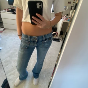 Low waist bootcut jeans - Lägger ut igen pga oseriös köpare, säljer dessa skit snygga eftertraktade jeans från only. Bra skick förutom att de har ett lutet hål vid bakre låret (tredje bilden). Det syns knappt när man bär jeansen. Skriv för fler bilder Elr frågor!
