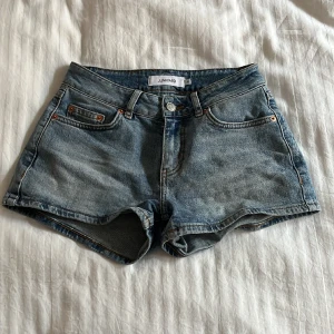 Junkyard shorts - Junkyard shorts med låg midja. Mycket söta och korta. Knappt använda i storlek XS