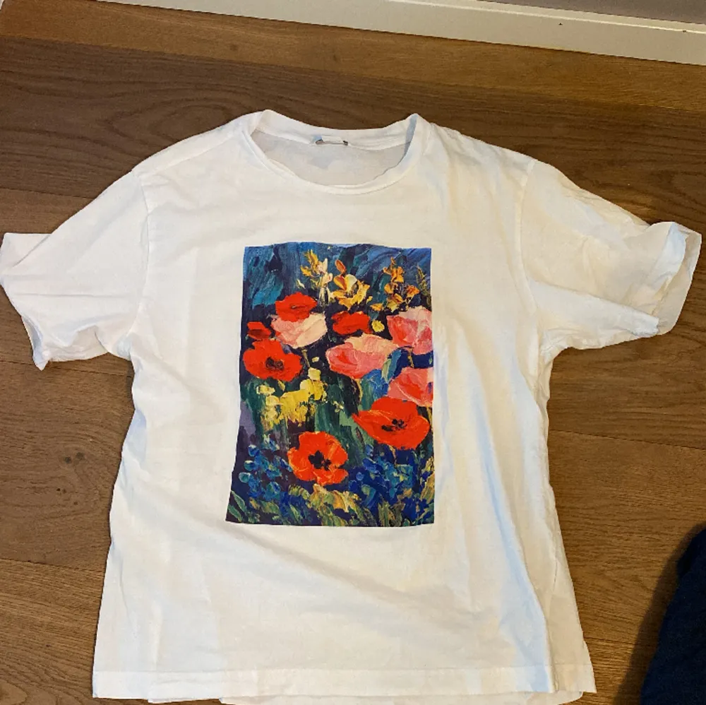 Basic vit tröja från Monki med blom tryck på.💐 Säljer då den inte kommer till användning⭐️💐💋. T-shirts.