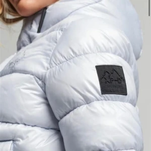 Vinter jacka från superdry - En Jacka i bra Skick använd några gonger storlek 34