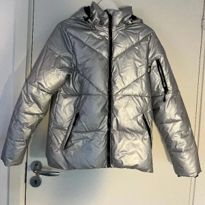 Silvrig jacka  - En snygg silverjacka, som passar perfekt som skidjacka. Säljer pågrund av brist på användningen. Endast testat jackan, därför nyskick💗