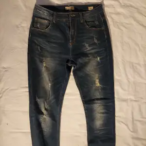 Slim/staright jeans 33/34 180cm längd mörkblå/ripped ganska bra skick 
