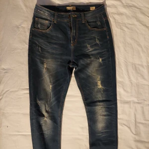 Bianco jeans - Slim/staright jeans 33/34 180cm längd mörkblå/ripped ganska bra skick 