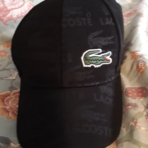 Keps - En lacost keps som inte är äkta och är i bra skick