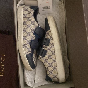 Gucci sneakers  - Intressekoll på mina gucci sneakers. Köpta på vestiare, Äkthetslapp, låda och dustbag. Endast använd några gånger. 