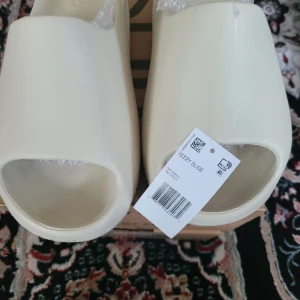 Yeezy slide - Helt ny pris kan diskuteras 
