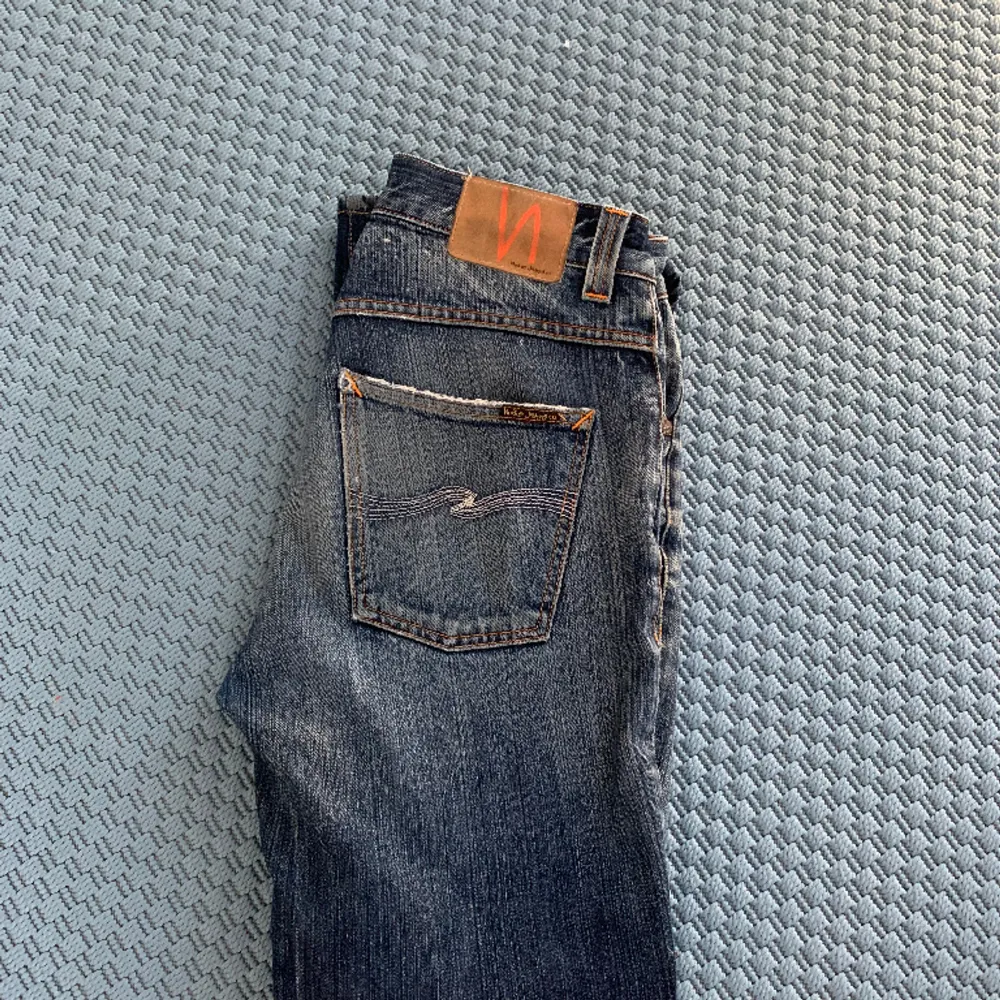 Säljer ett par nästan oanvända Nudie Jeans i storlek 30/34 men känns mer som 30/32. Finns inga defekter och sjukt fet färg på jeansen. . Jeans & Byxor.