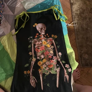 Skelett-linne emo - Ett fint emo-linne till alla emos på plick här och för ett billigt pris!!!🏆 