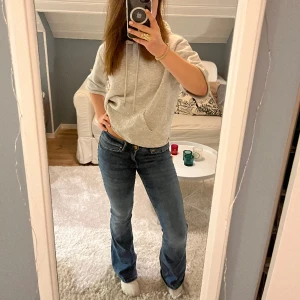 Lågmidjade jeans - Säljer dessa blåa lågmidjade jeans som är helt slutsålda!! Jag köpte de för 500 men säljer för 200kr💕Har använt de två gånger eftersom de är lite små på mig. Skriv gärna för fler bilder💗